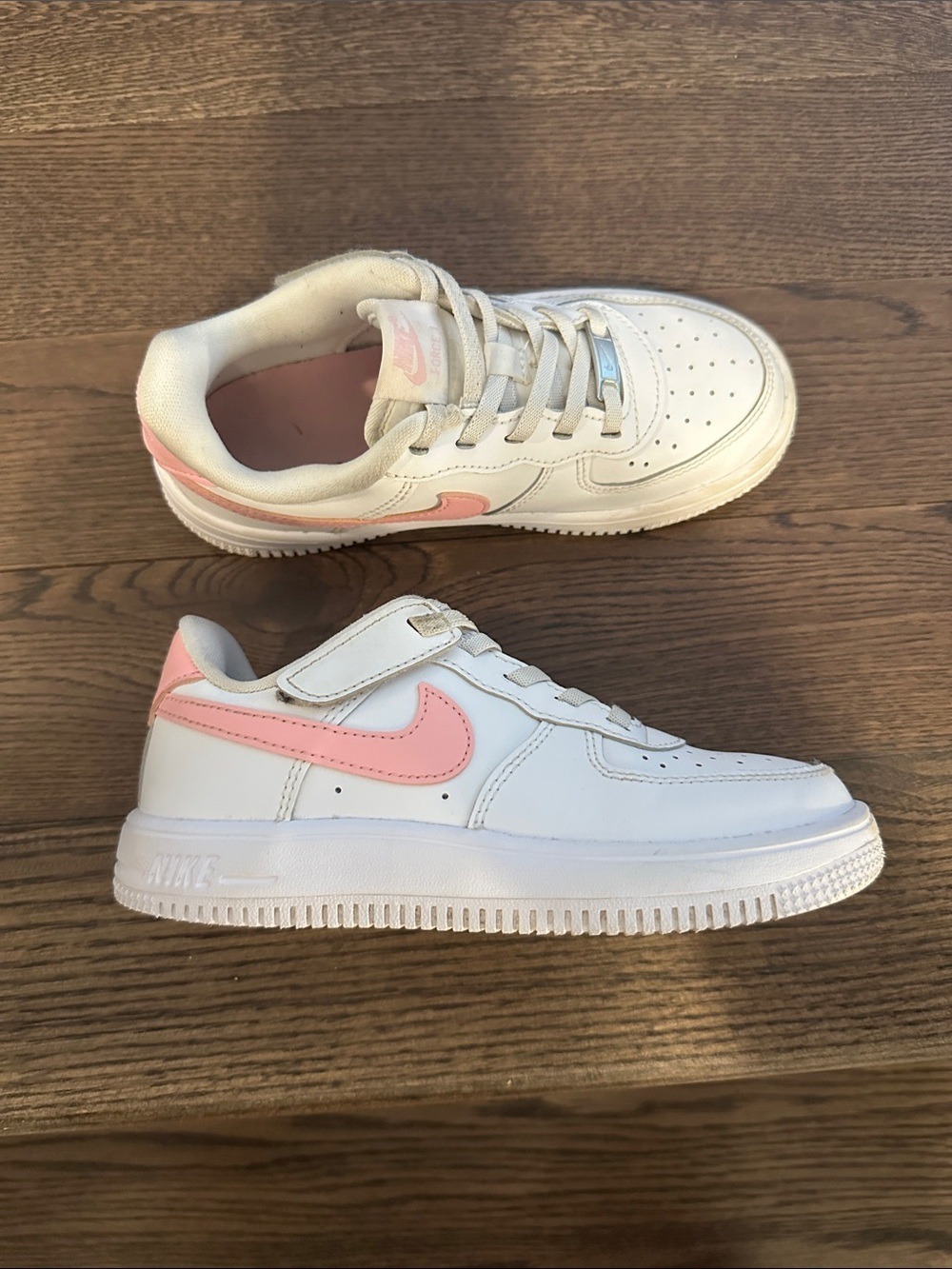 Nike Force 1 Low EasyOn Little Girls Sneaker with Velcro Closure - Picture 5 of 10